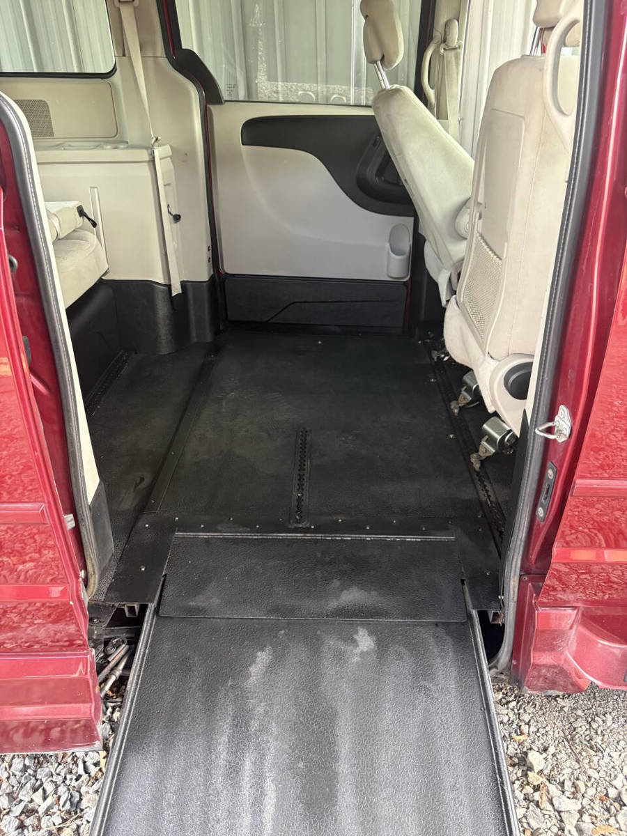 Used 2014 Dodge Grand Caravan SXT w/ UConnect Hands-Free Group image 9