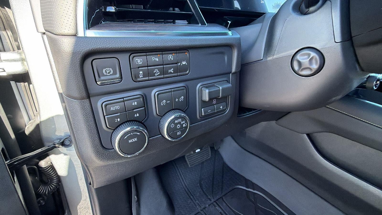 New 2026 Chevrolet Suburban Premier w/ Sun And Tow Package AWD/4WD image 21