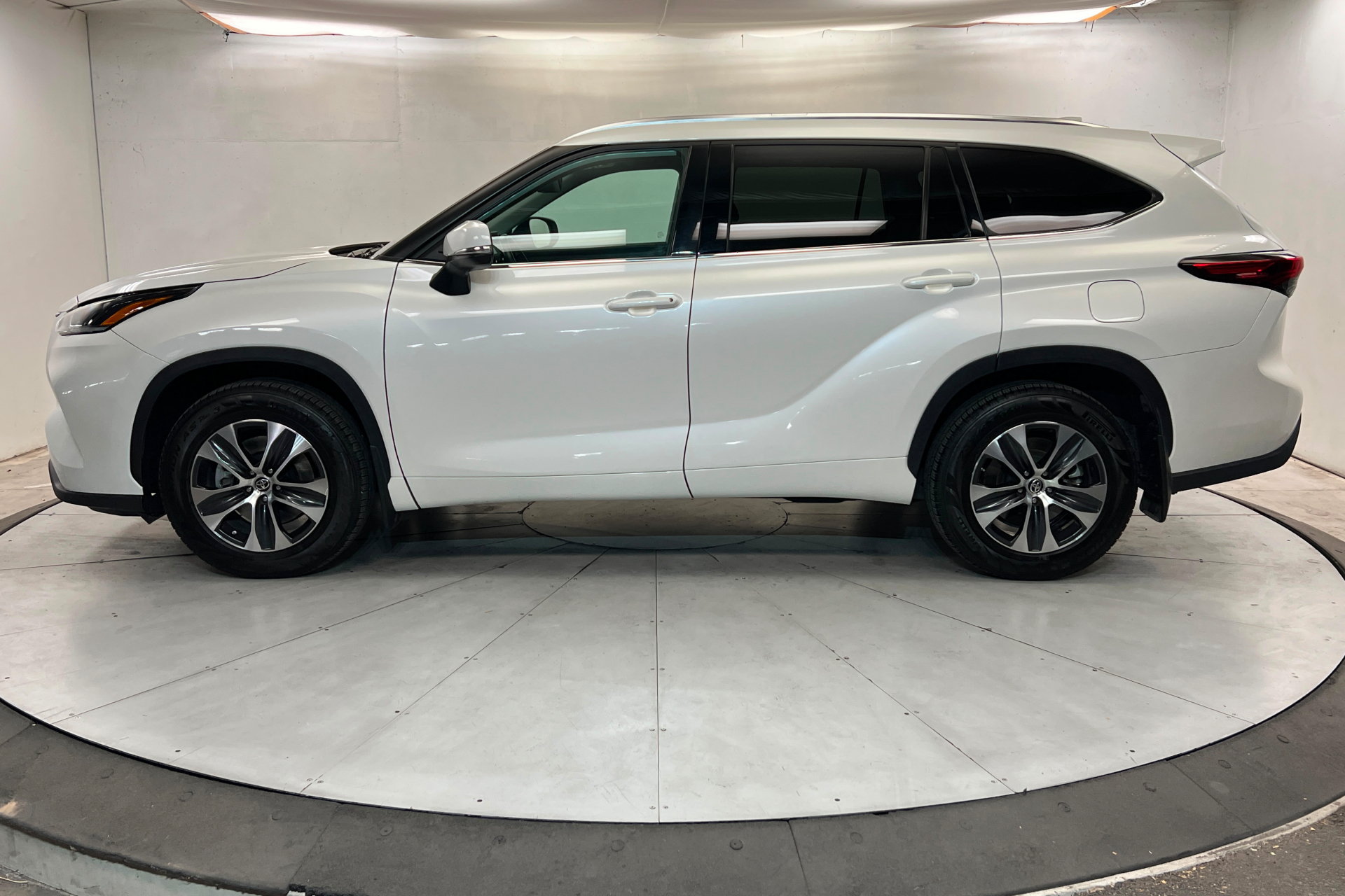 Used 2021 Toyota Highlander XLE AWD/4WD image 2