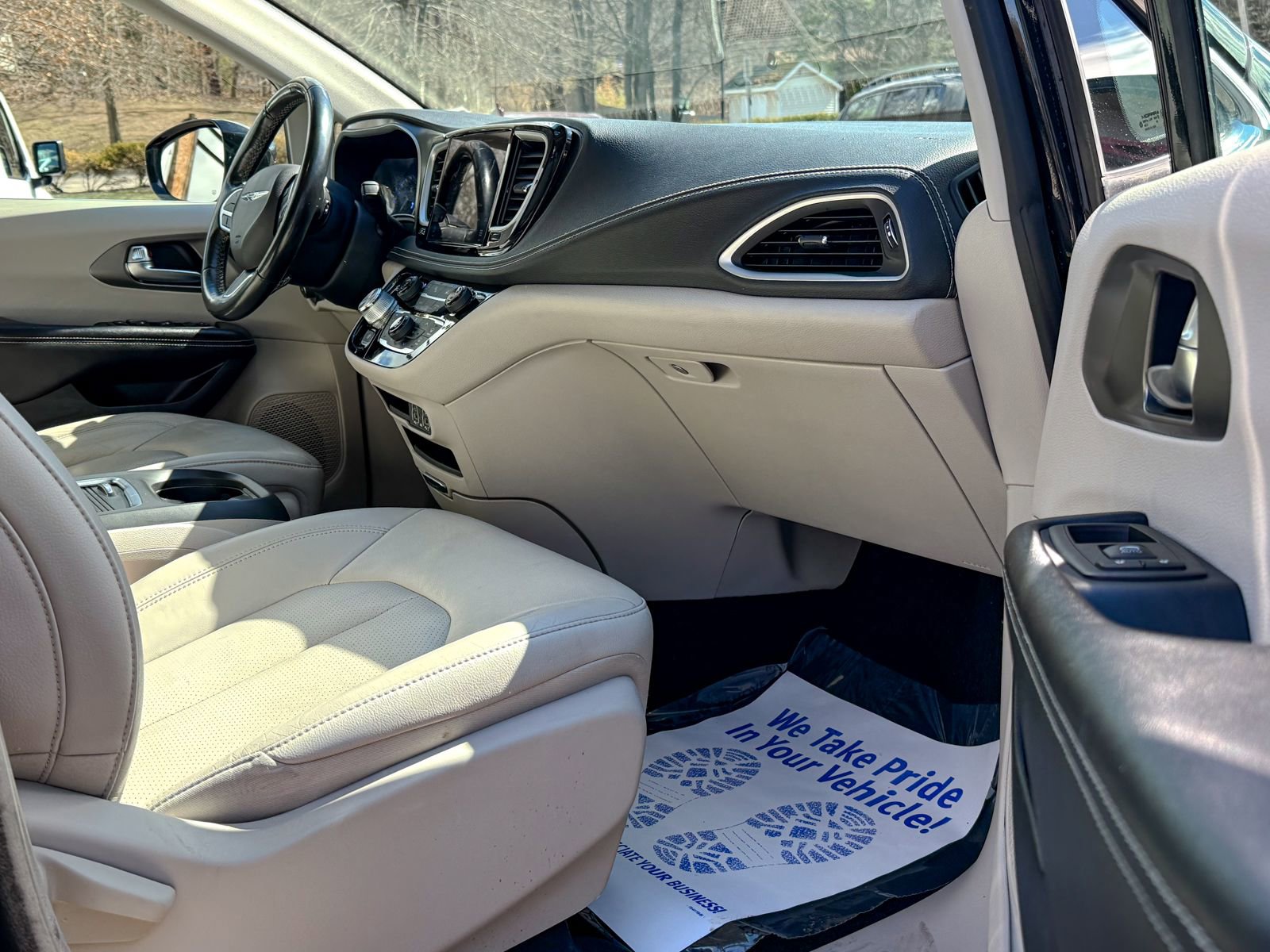 Used 2021 Chrysler Pacifica Touring-L image 13