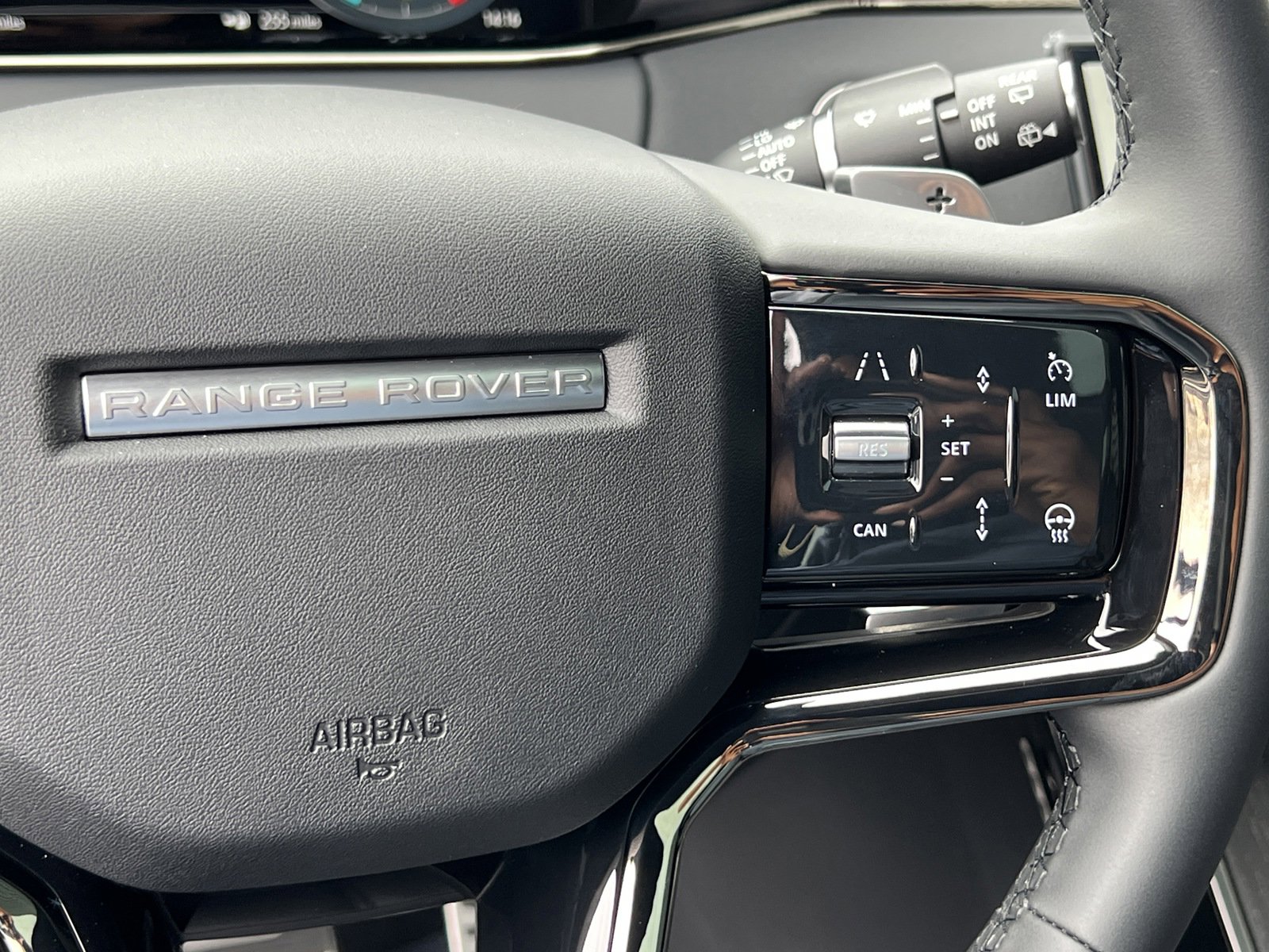 New 2025 Land Rover Range Rover Evoque Dynamic SE image 28