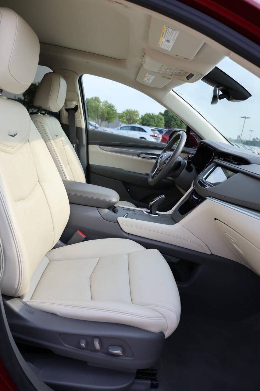 Used 2017 Cadillac XT5 Luxury w/ Driver Awareness Package AWD/4WD image 15