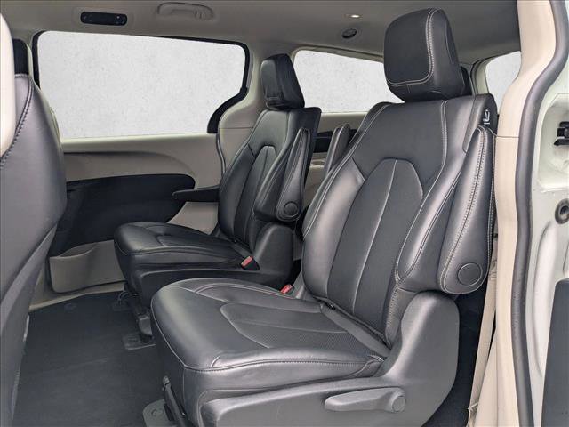 Used 2024 Chrysler Pacifica Select image 24