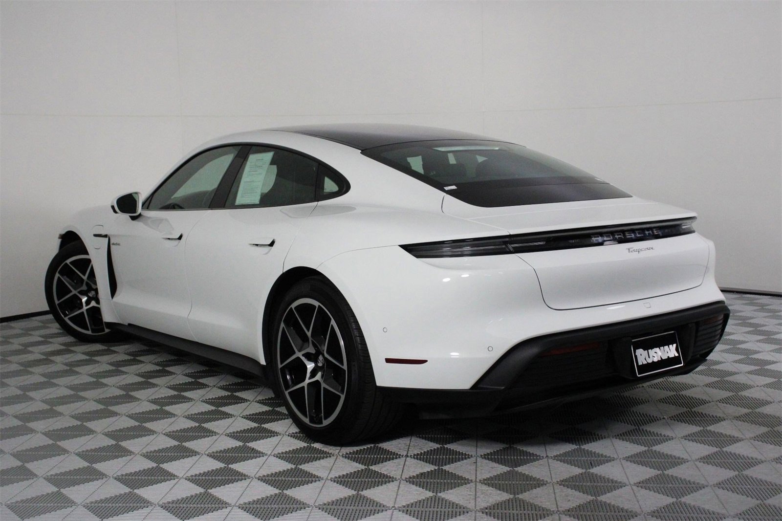 Used 2025 Porsche Taycan image 3