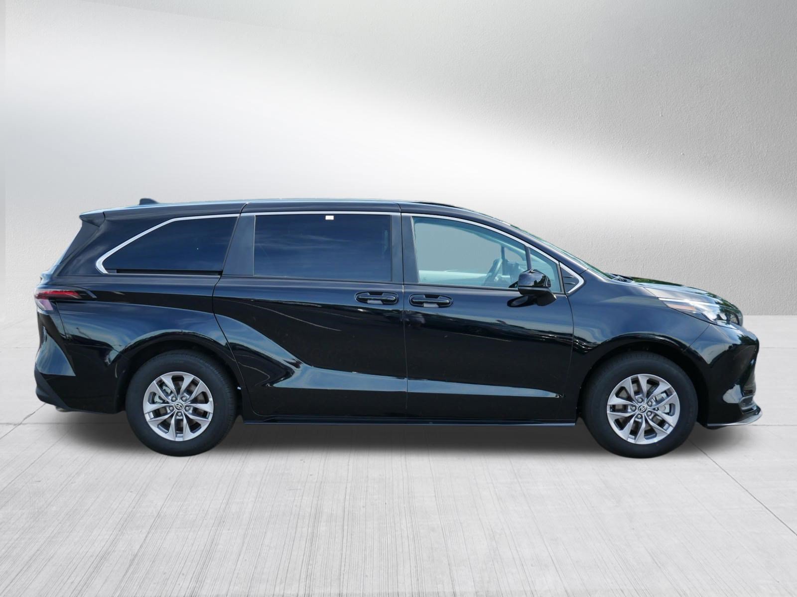 Certified 2026 Toyota Sienna LE FWD image 8