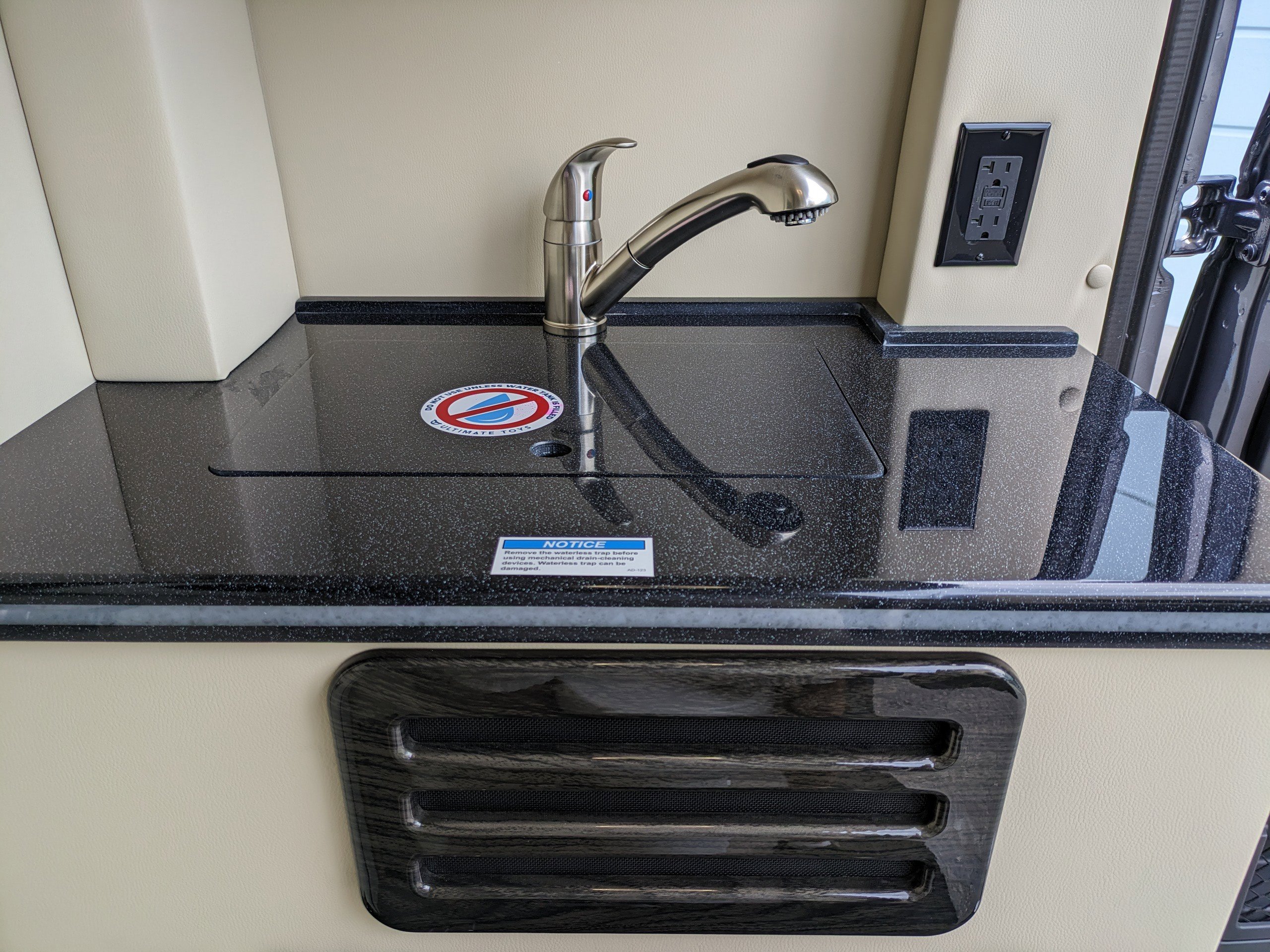 Used 2025 Mercedes-Benz Sprinter 144 Cargo image 21