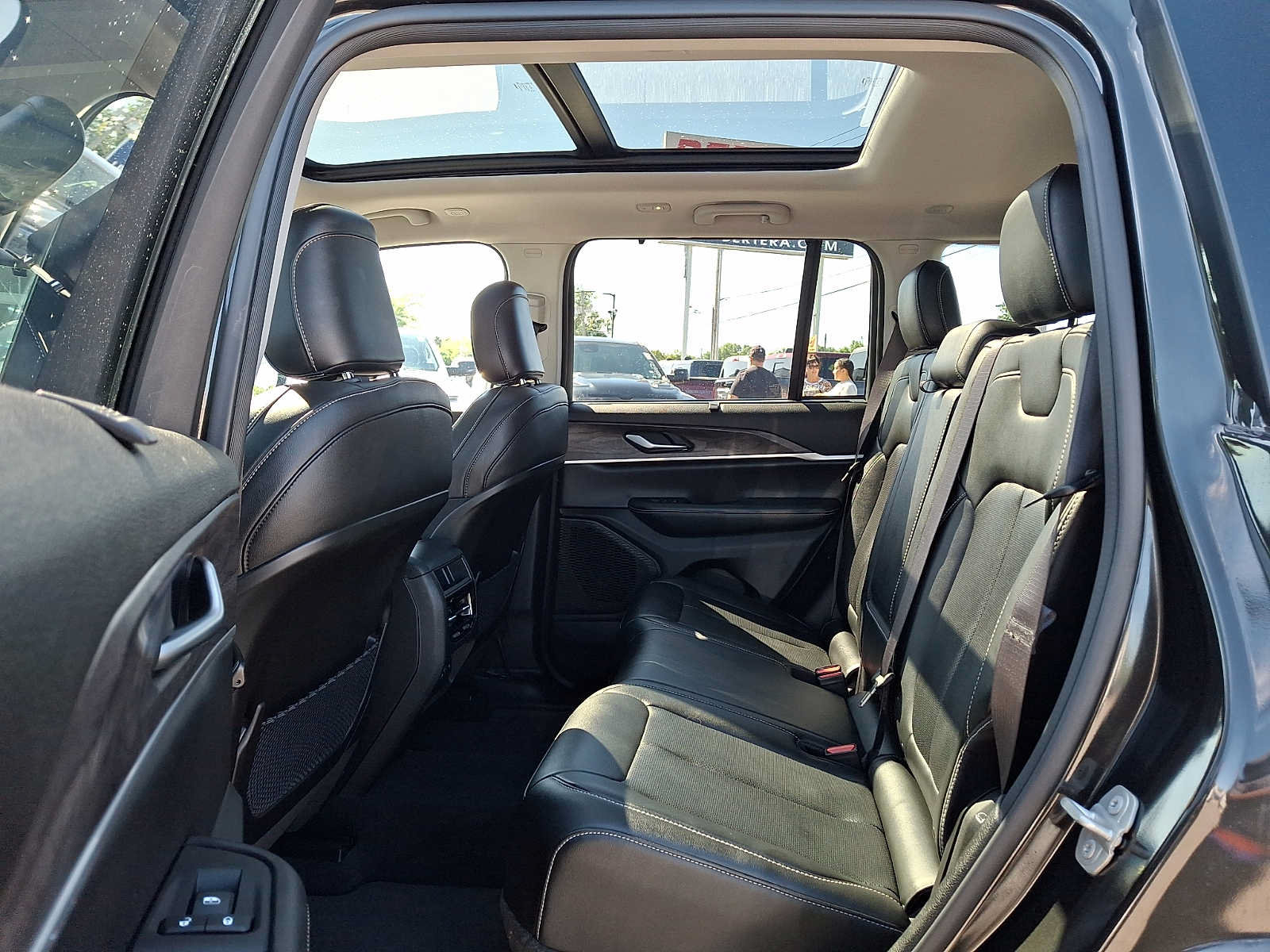Used 2023 Jeep Grand Cherokee Limited w/ Luxury Tech Group II AWD/4WD image 10