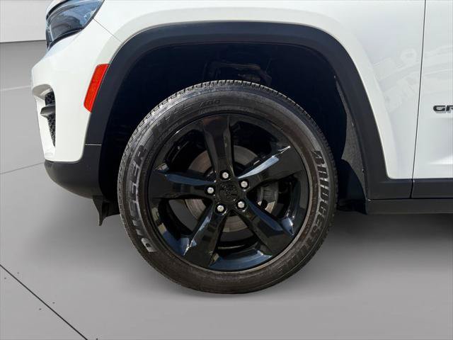 Certified 2024 Jeep Grand Cherokee Altitude AWD/4WD image 30