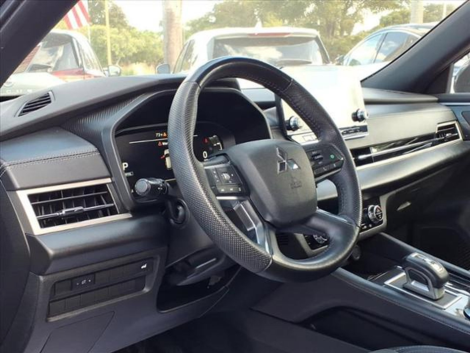 Used 2023 Mitsubishi Outlander SE Black Edition image 14