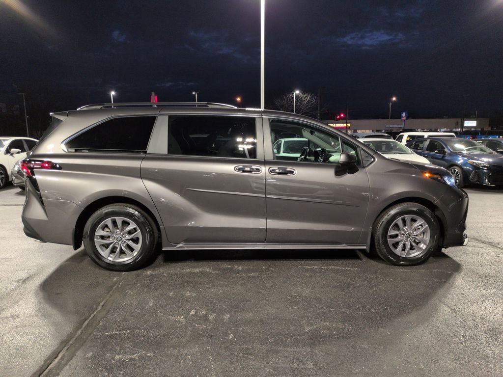 Used 2024 Toyota Sienna XLE image 6