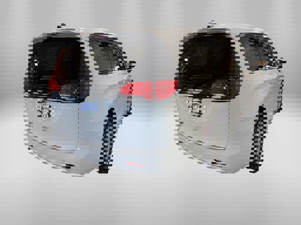 Used 2024 Chrysler Voyager LX image 5