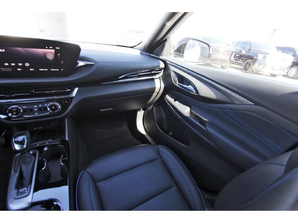 Used 2025 Buick Envista Sport Touring w/ Convenience II Package FWD image 10