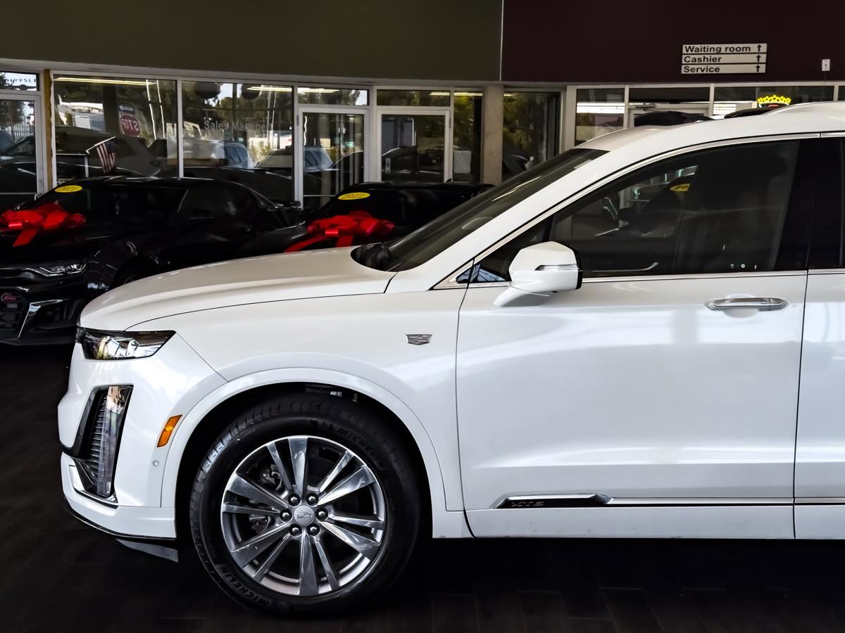 Used 2024 Cadillac XT6 Premium Luxury w/ Technology Package image 8