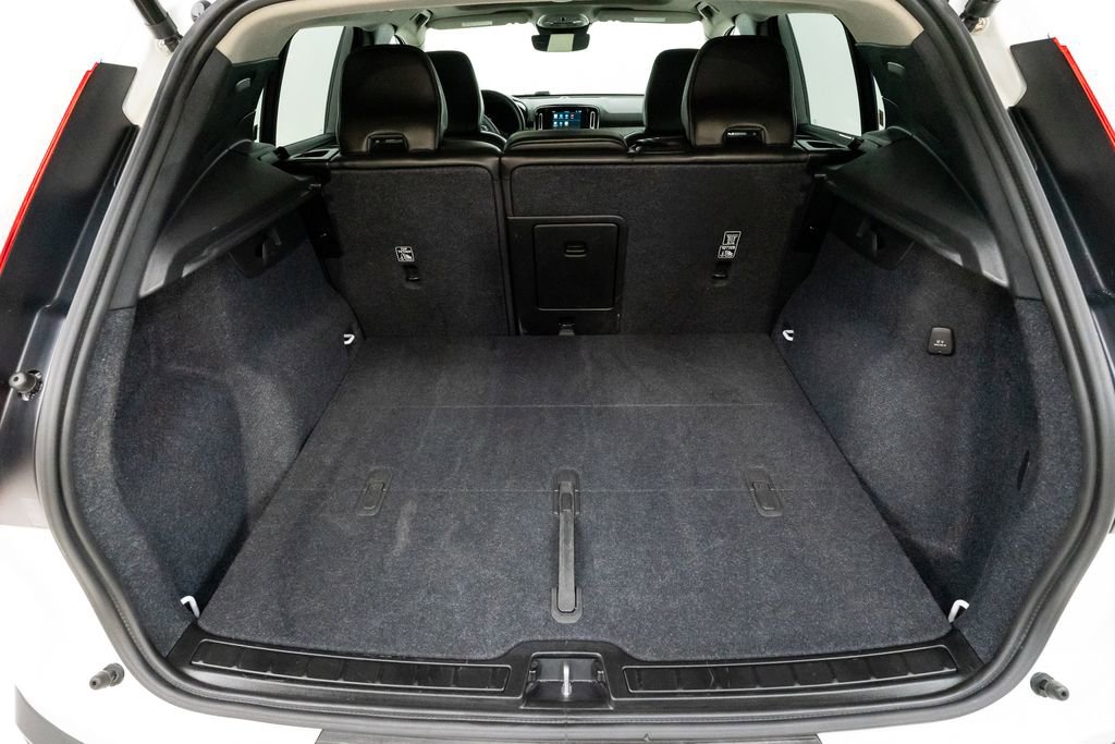 Used 2024 Volvo XC40 B5 Plus w/ Climate Package image 32