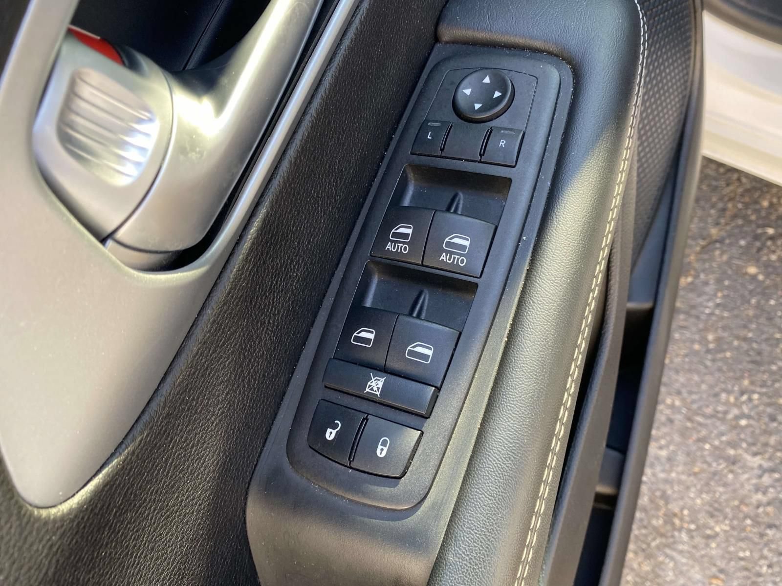 Used 2024 Chrysler Pacifica Limited FWD image 28
