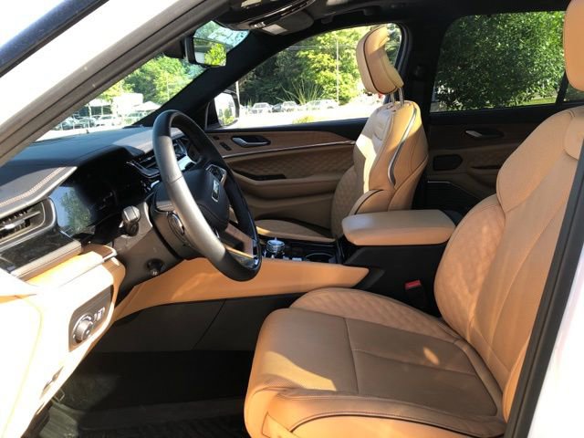 Used 2025 Jeep Grand Cherokee Summit image 13
