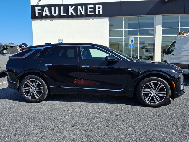 Certified 2024 Cadillac Lyriq Luxury AWD/4WD image 7