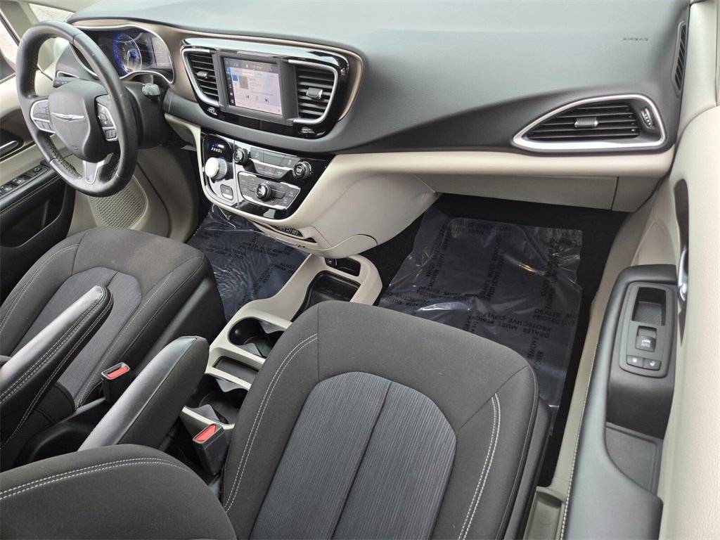 Used 2022 Chrysler Voyager LX image 21