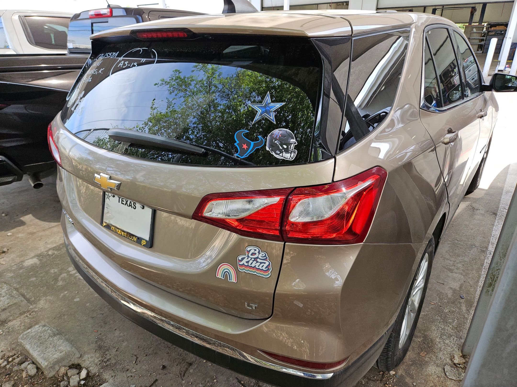 Used 2018 Chevrolet Equinox LT image 2