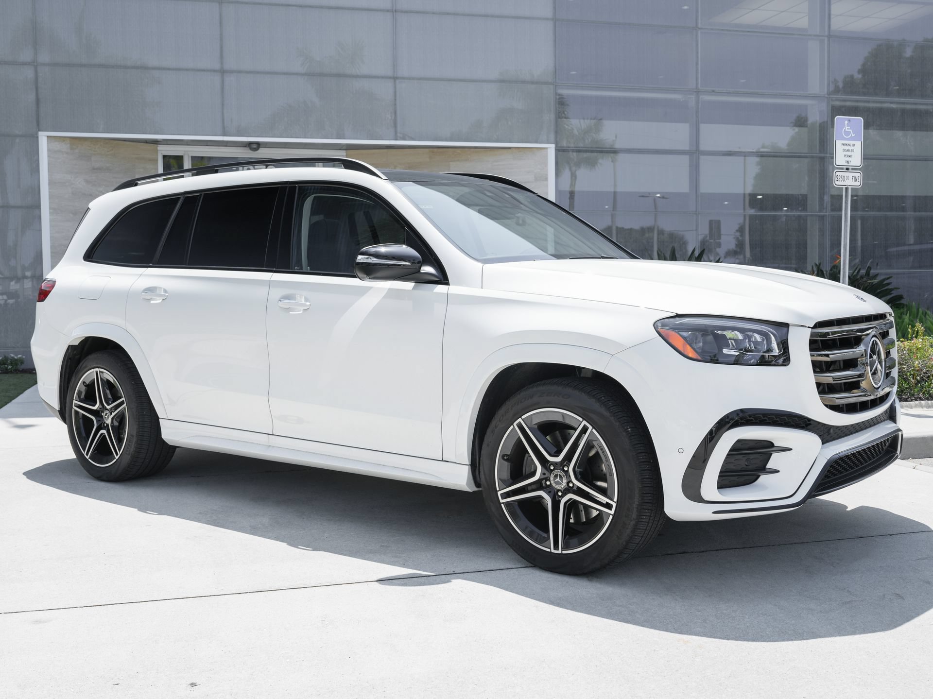 Used 2025 Mercedes-Benz GLS 450 4MATIC image 4