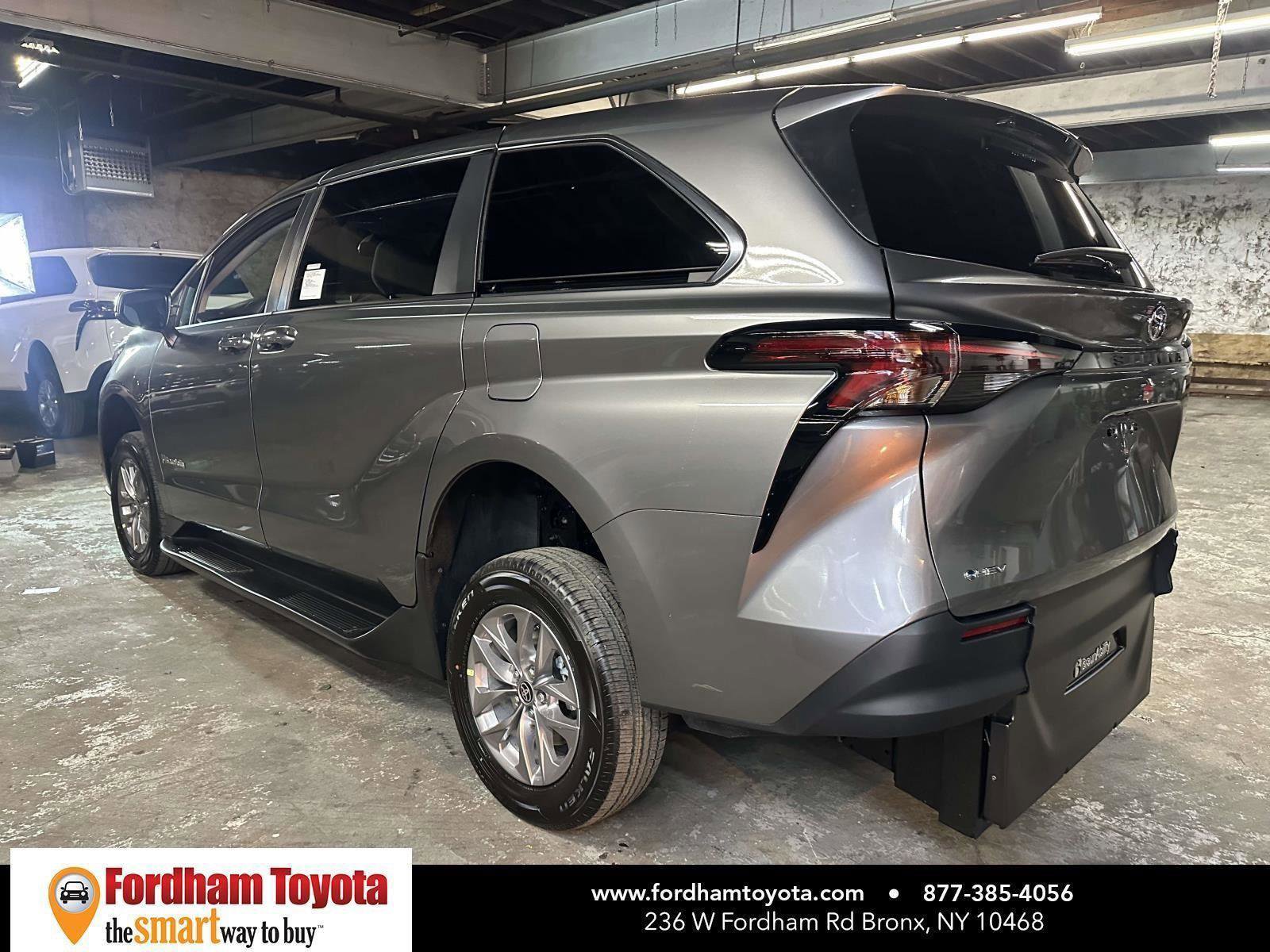 Used 2026 Toyota Sienna LE image 6