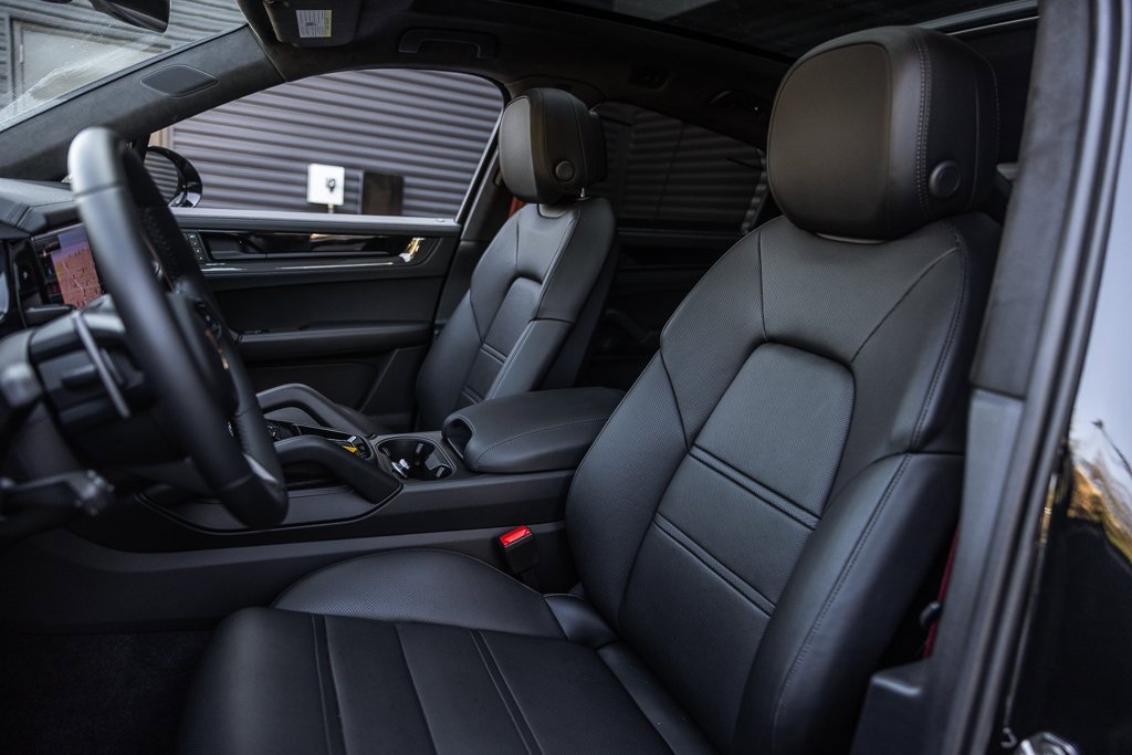 Certified 2025 Porsche Cayenne GTS image 5