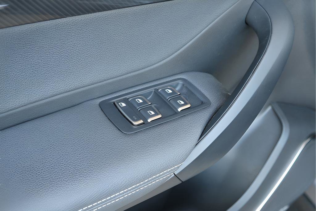 New 2025 VinFast VF 8 Eco image 6