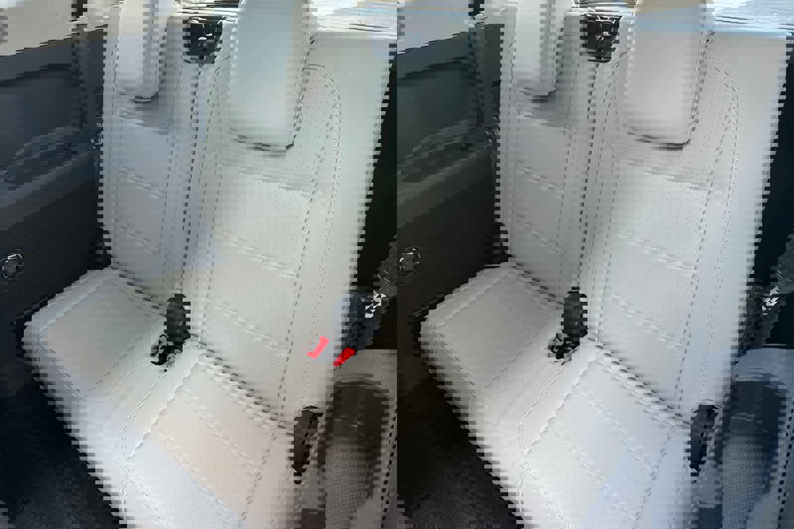 Used 2021 Volkswagen Tiguan SE w/ Panoramic Sunroof Package image 16