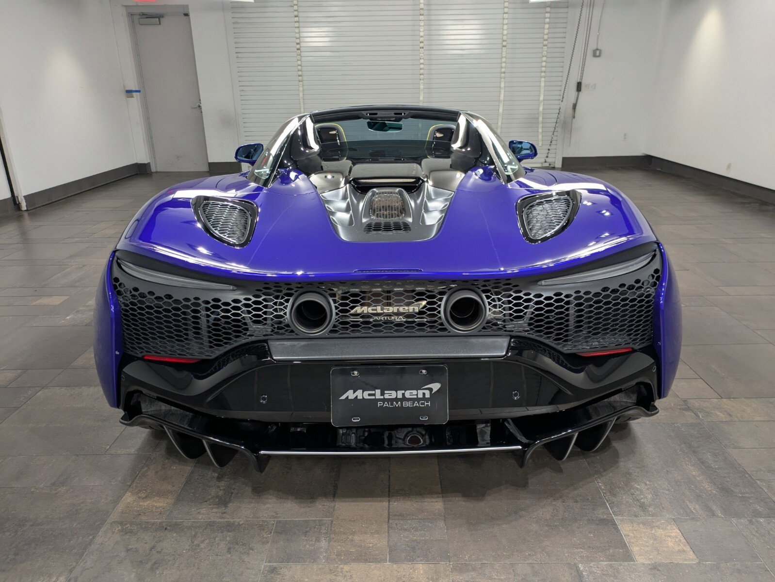 Used 2025 McLaren Artura Spider image 5