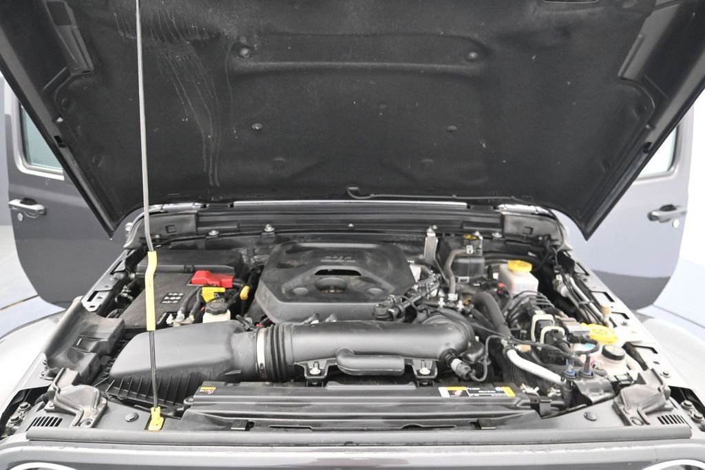 Used 2025 Jeep Wrangler Sahara AWD/4WD image 15