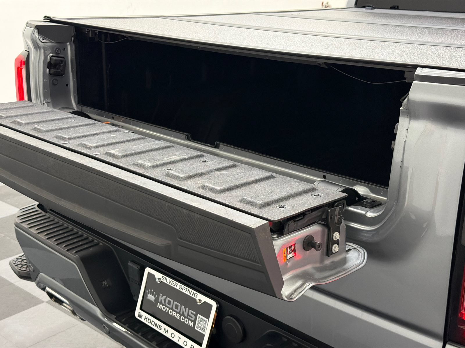 Used 2023 GMC Sierra 1500 Denali w/ Technology Package AWD/4WD image 8
