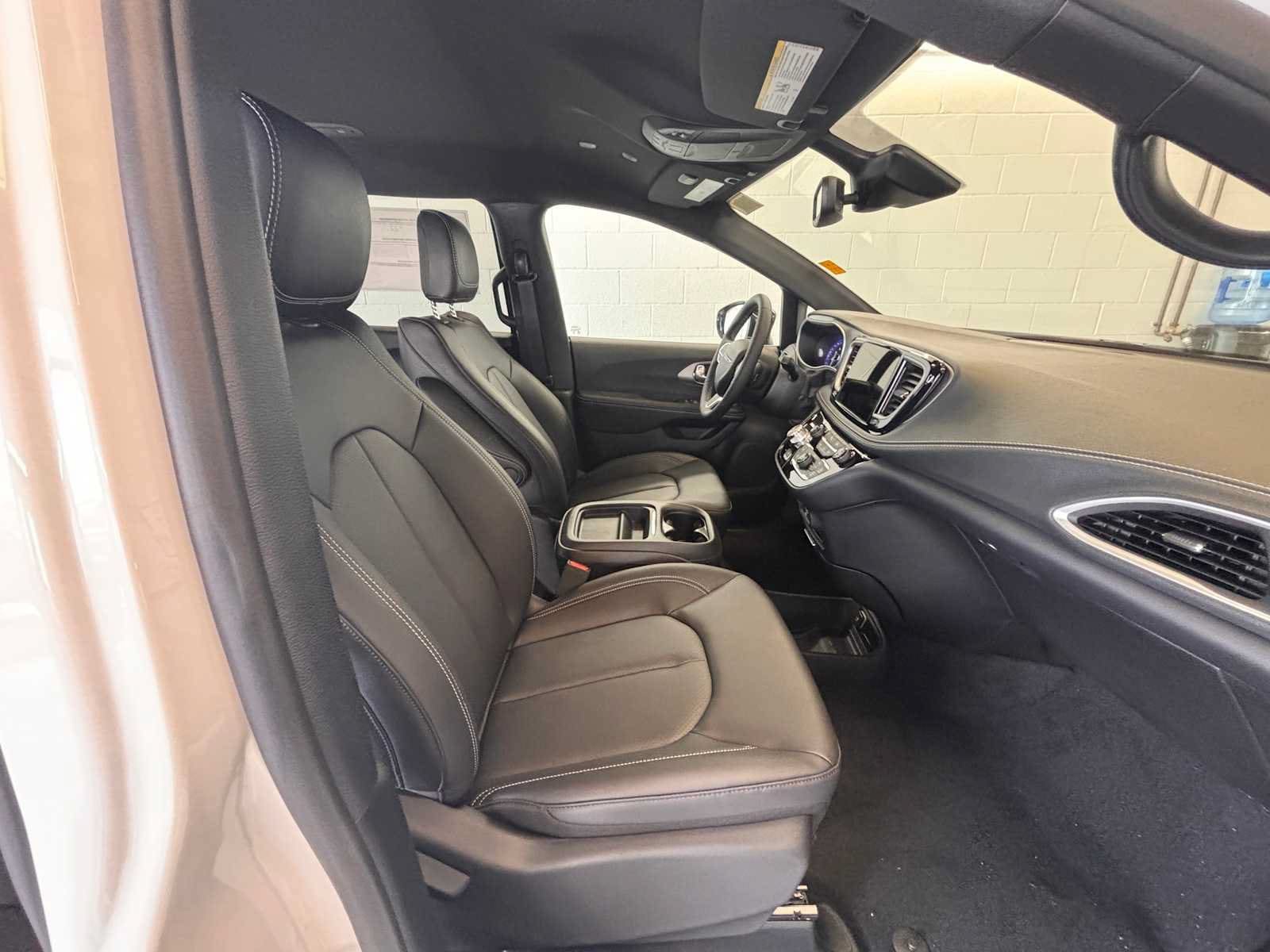 New 2027 Chrysler Pacifica Select FWD image 12