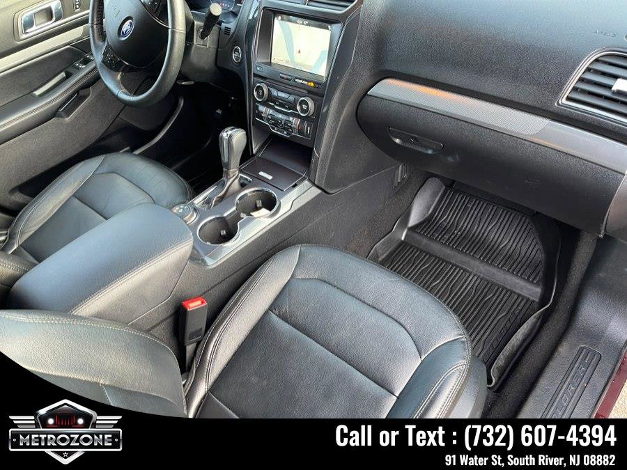 Used 2018 Ford Explorer XLT w/ Equipment Group 202A AWD/4WD image 30