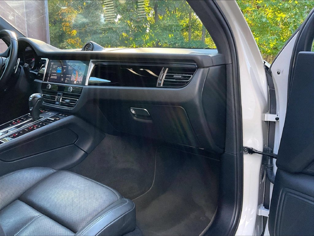 Certified 2023 Porsche Macan AWD/4WD image 17