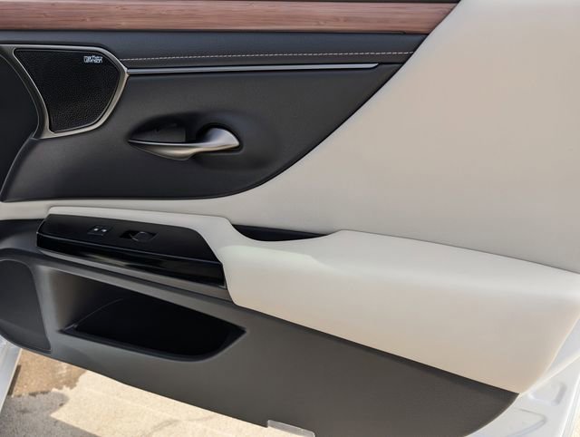 Used 2025 Lexus ES 300h Ultra Luxury FWD image 35