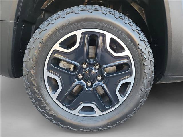 Used 2017 Jeep Renegade Trailhawk AWD/4WD image 24