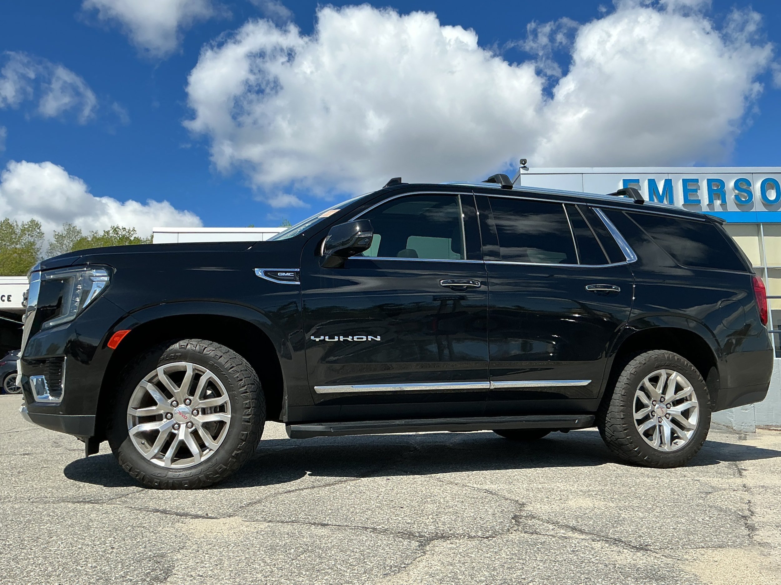 Certified 2022 GMC Yukon SLT w/ SLT Premium Package AWD/4WD image 1