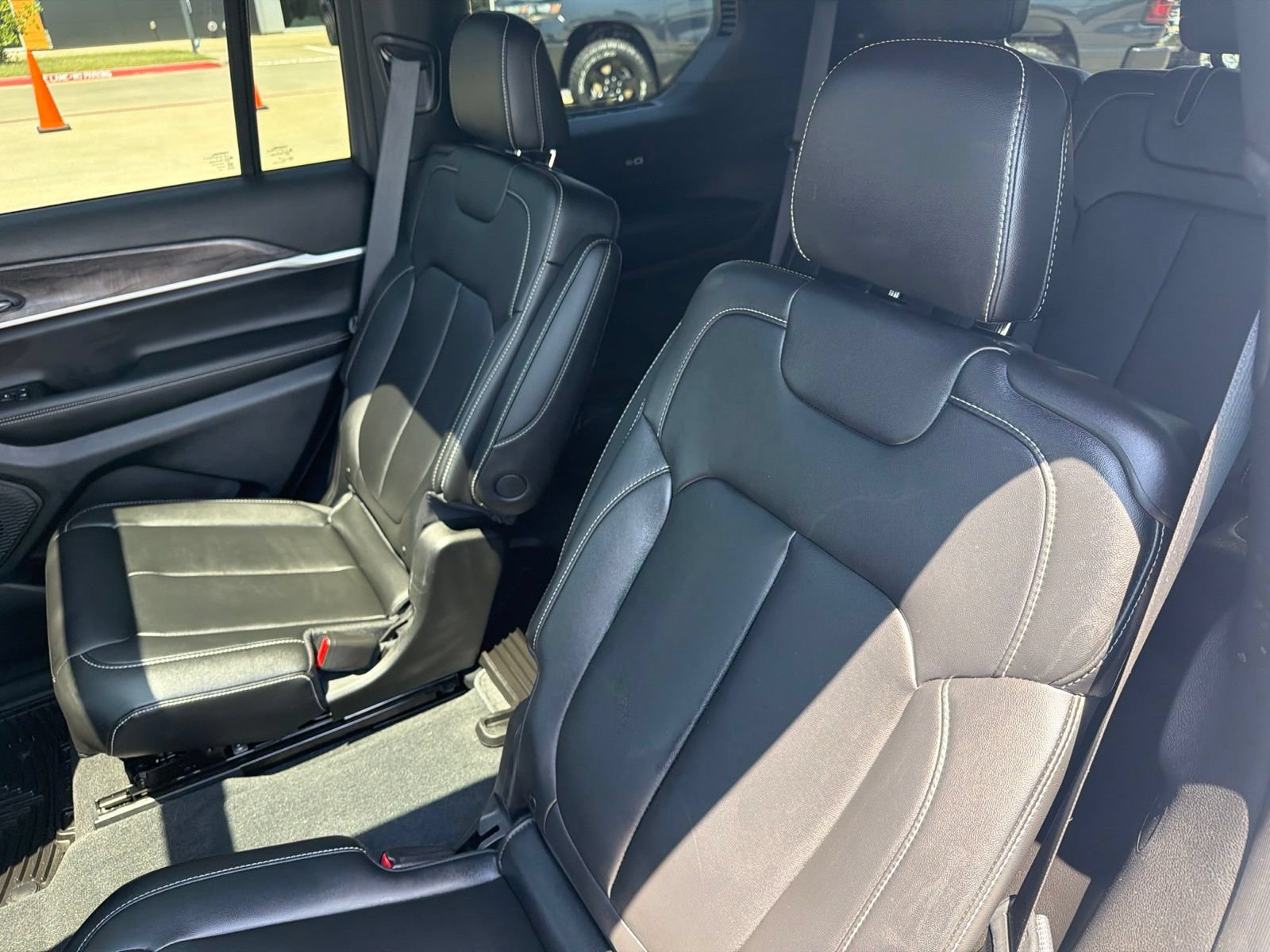 Used 2025 Jeep Grand Cherokee L Limited w/ Black Appearance Package AWD/4WD image 19