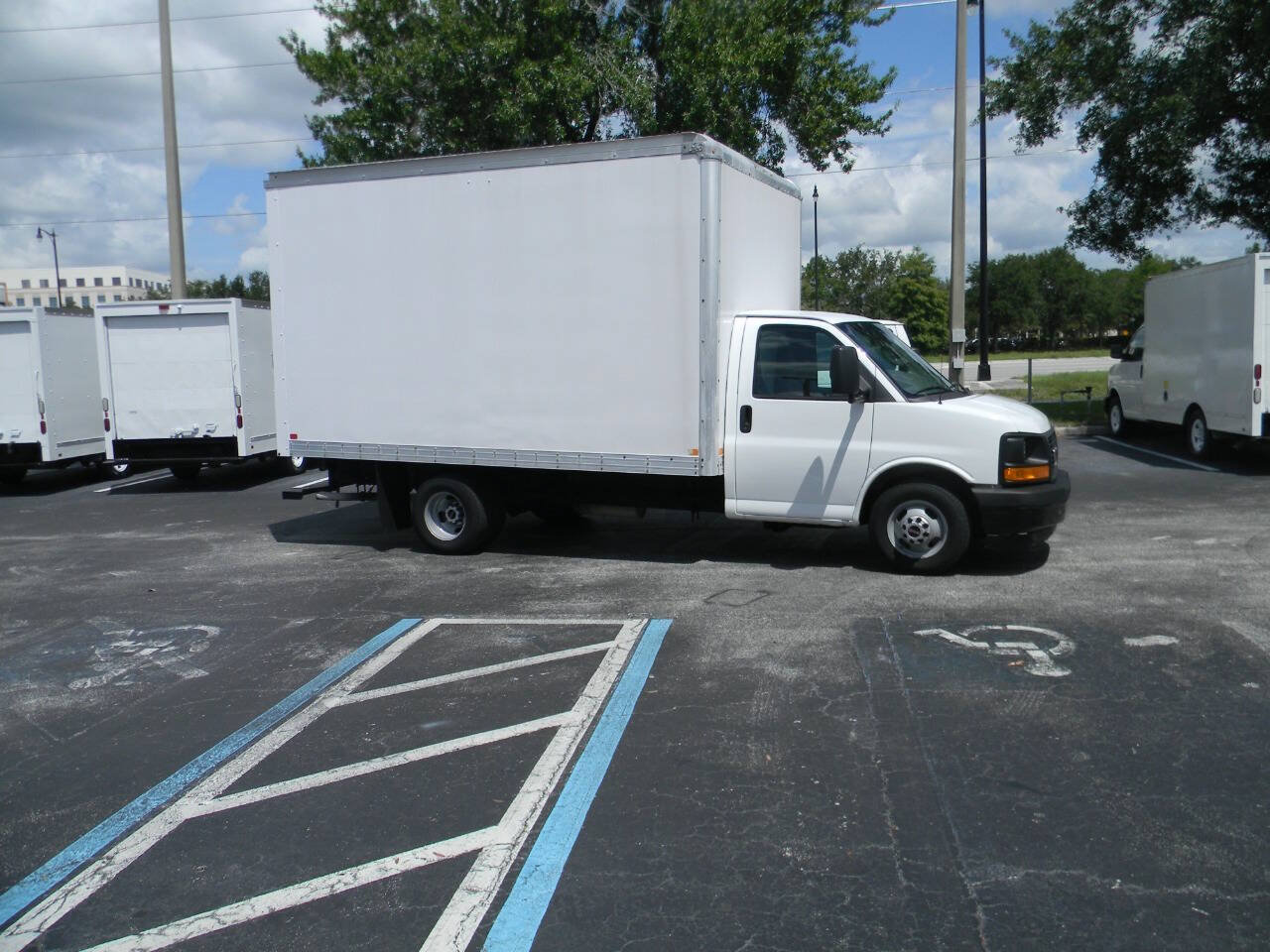 Used 2017 GMC Savana 3500 RWD image 2