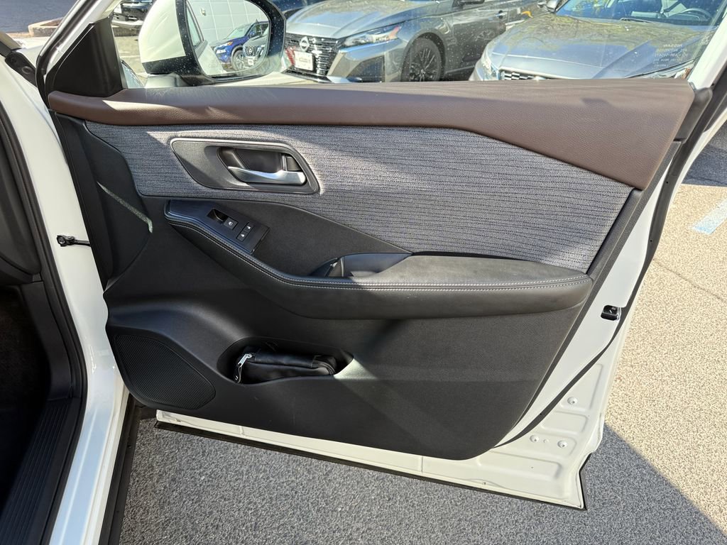 Used 2023 Nissan Rogue SV AWD/4WD image 29