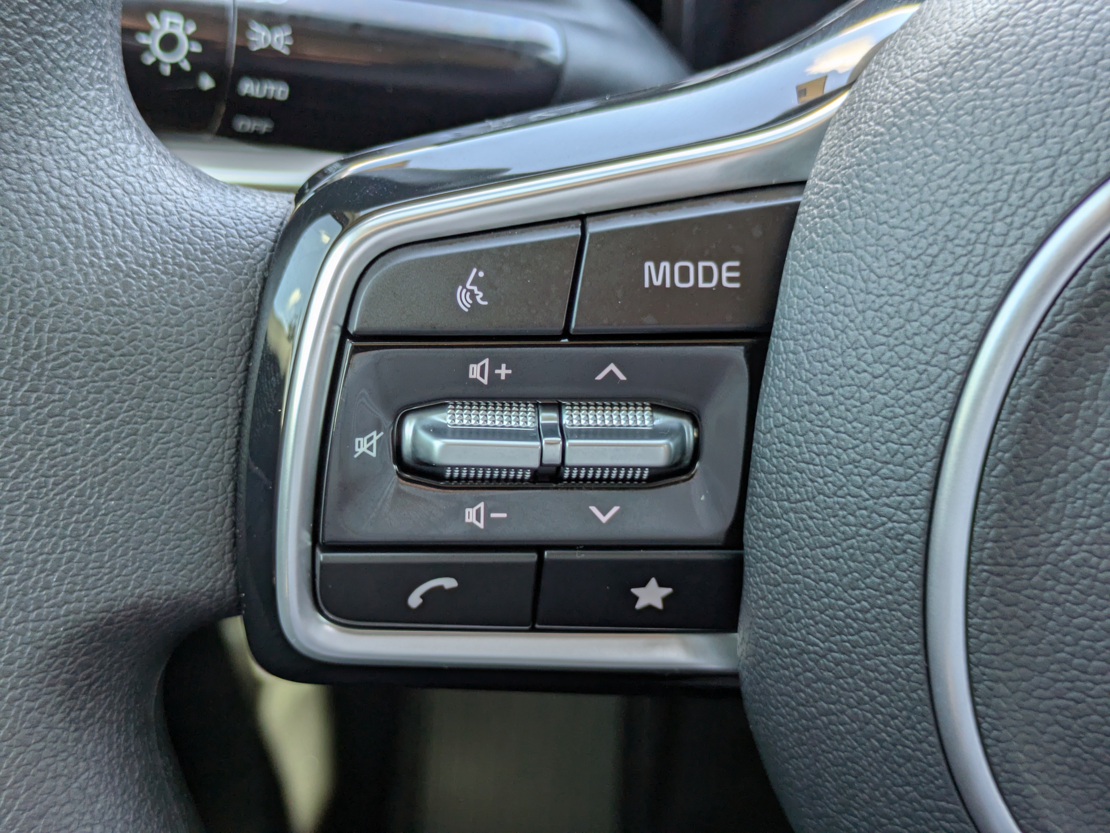 Certified 2025 Kia Sorento LX FWD image 22