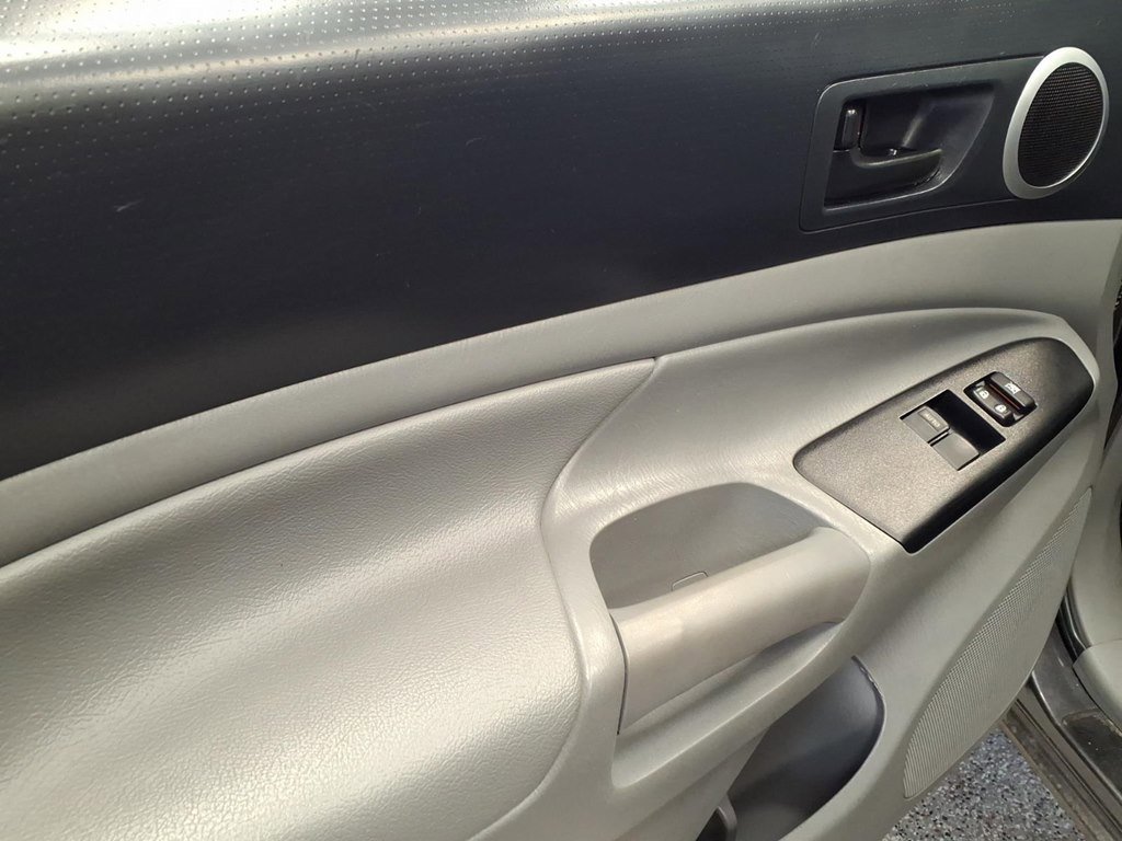 Used 2015 Toyota Tacoma 4x4 Access Cab V6 w/ TRD Sport Package image 8