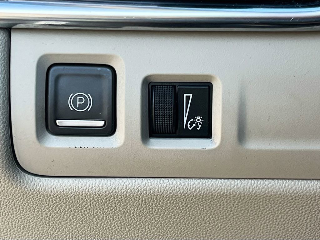 Used 2023 Cadillac XT4 Luxury w/ Cold Weather Package AWD/4WD image 10