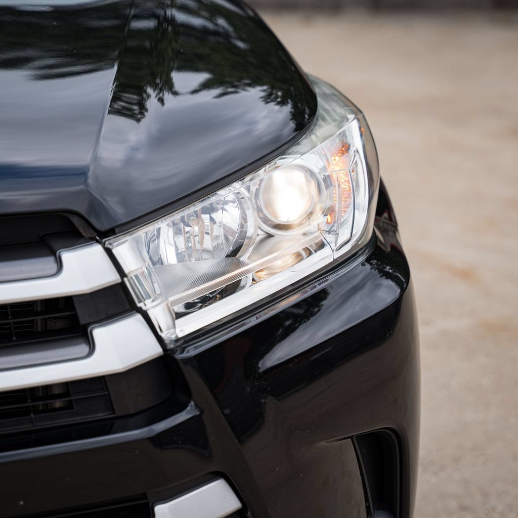 Used 2019 Toyota Highlander XLE AWD/4WD image 3