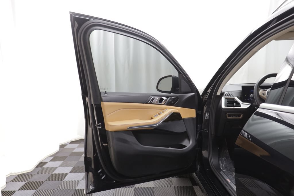 Used 2025 BMW X7 xDrive40i w/ Parking Assistance Package AWD/4WD image 4