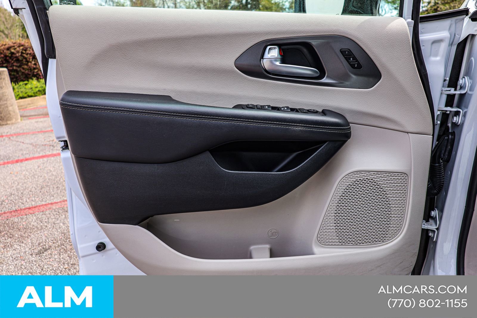 Used 2024 Chrysler Pacifica Touring-L image 38