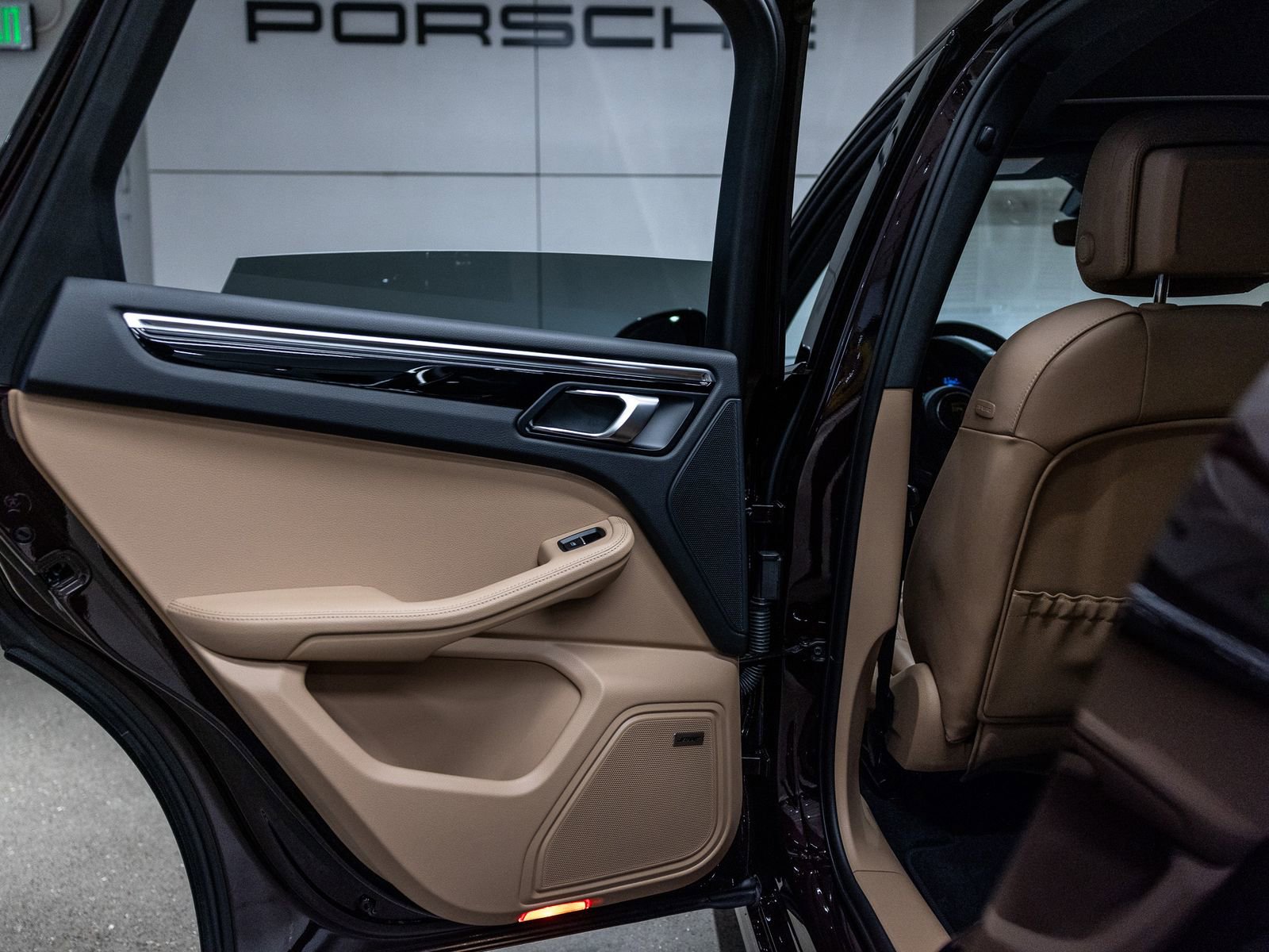 Certified 2024 Porsche Macan AWD/4WD image 39