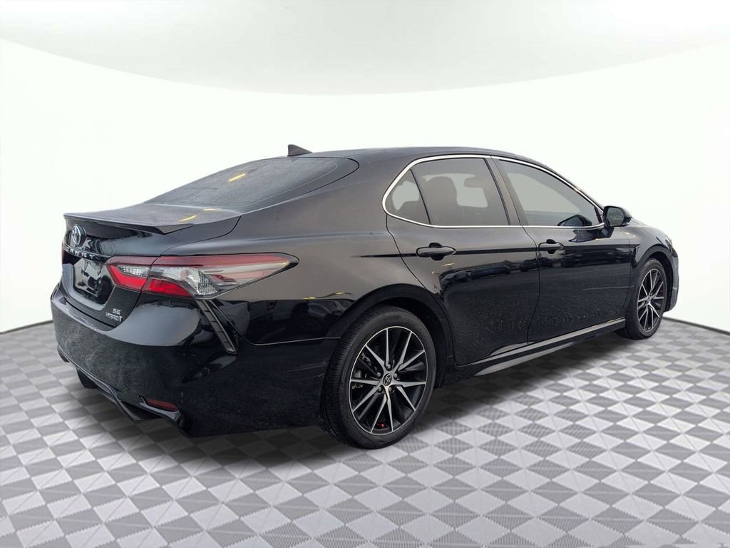 Used 2022 Toyota Camry SE image 3