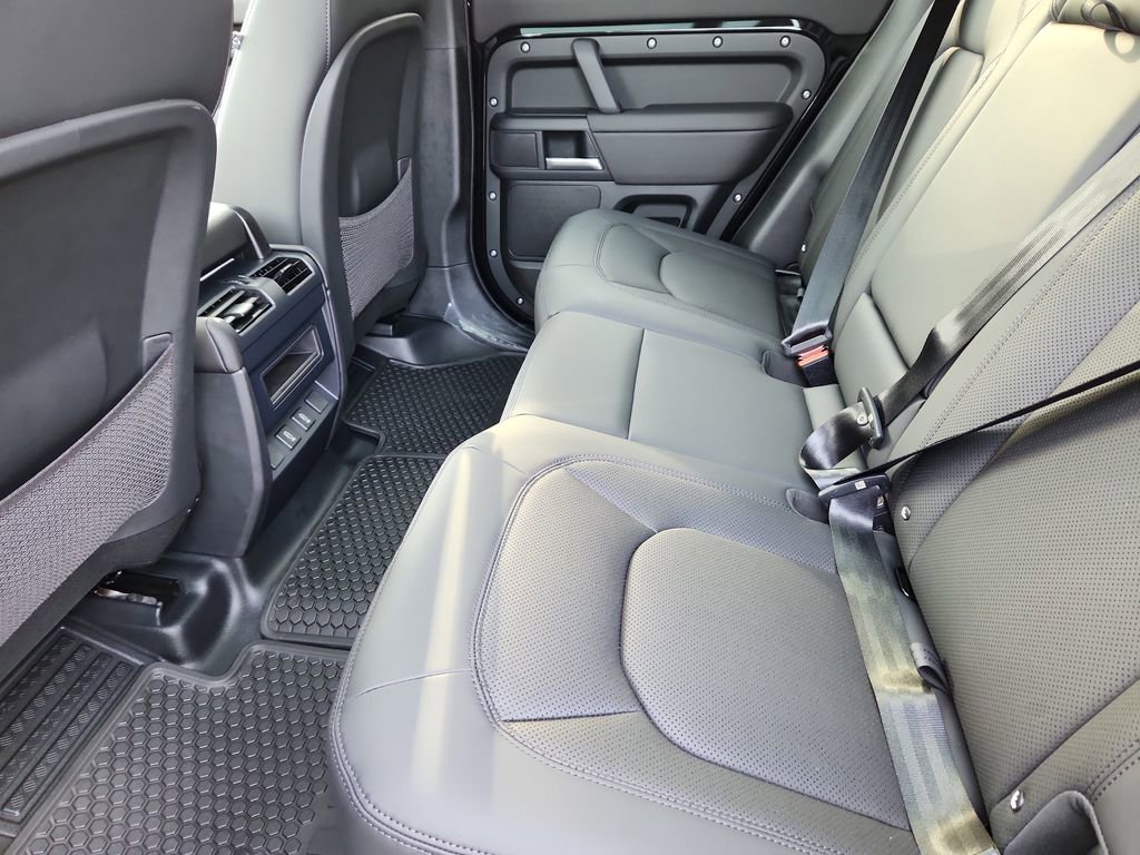 Used 2026 Land Rover Defender 110 X-Dynamic SE image 5