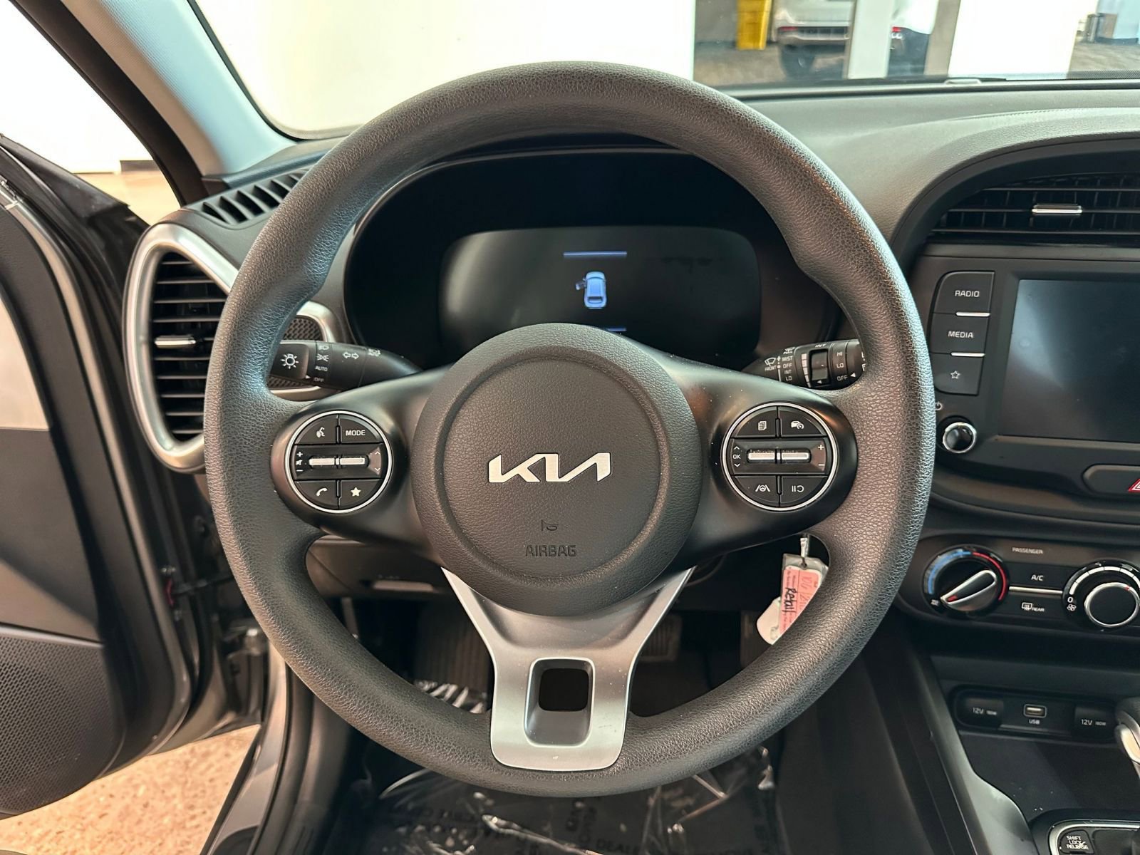 Used 2025 Kia Soul LX w/ LX Technology Package FWD image 27